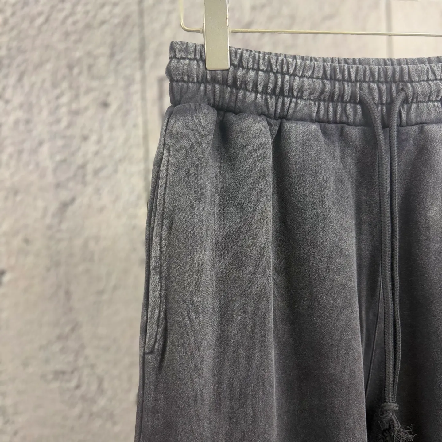 "𝙉𝙚𝙬⚜️Balenciaga" 2026 Autumn and Winter New Arrival sweatpants 360g 100% cotton distressed fried snowflakes, suede laminated print, wide-leg trousers Color: Black Blue green coffee, Sizes: S M L XL XXL Buy now👉 Buy now👉 Buy now👉